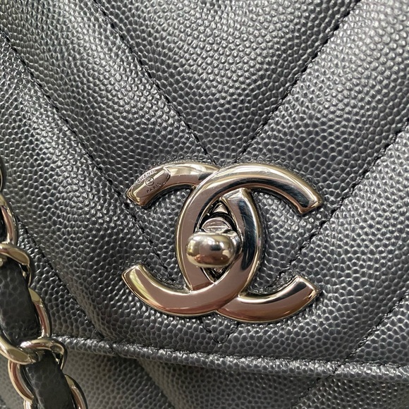 Chanel 19K Coco Top Handle in Grey w/ Ruthenium HW - Picture 8 of 16